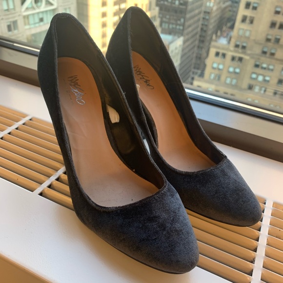 Dark Blue Velvet Pumps - Picture 2 of 6